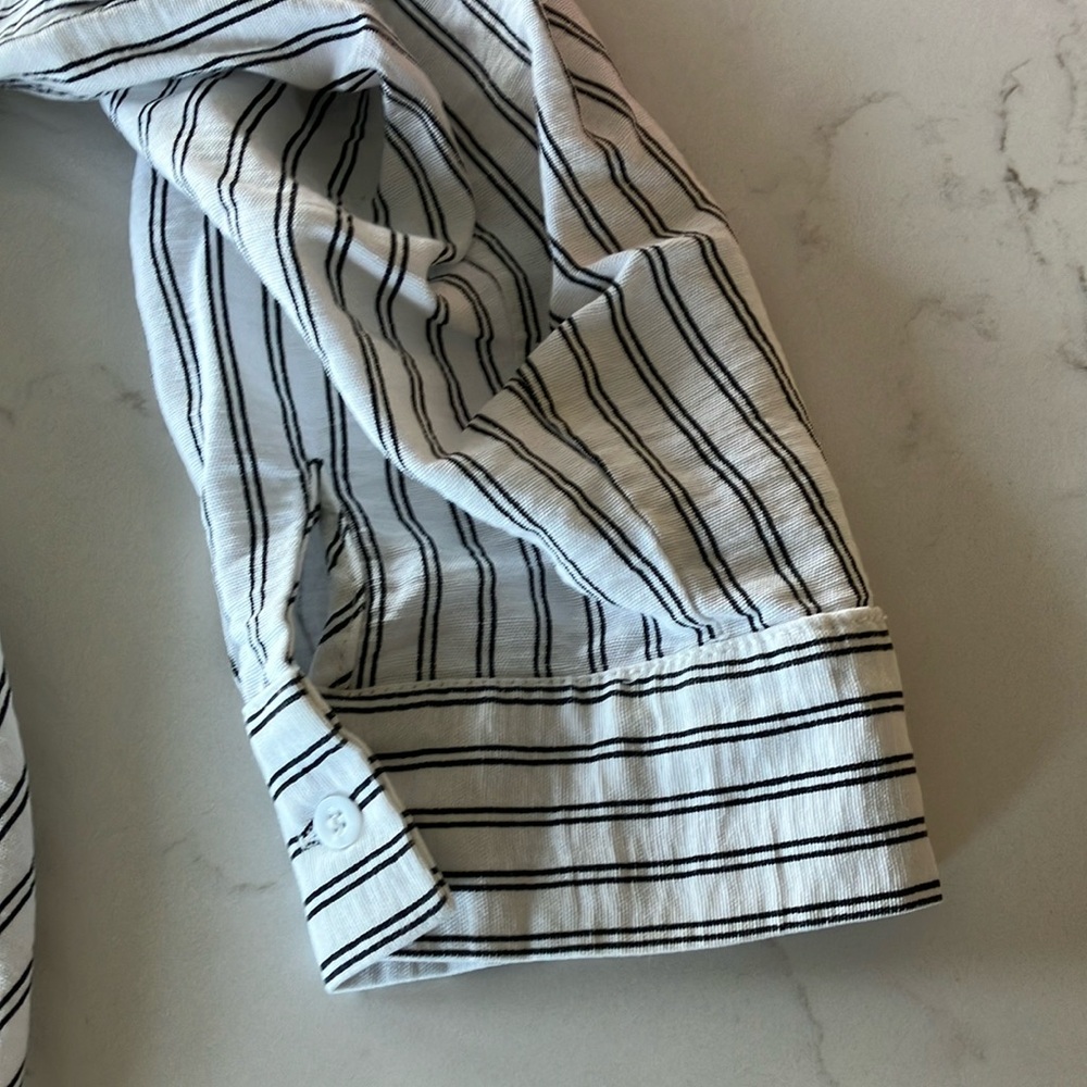 SHEIN White and Gray Blouse with V-Neck and Relaxed Fit - Picture 6 of 7